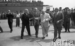 Lipiec 1959, Warszawa, Polska.
Uroczyste obchody piętnastolecia PRL. Lotnisko Okęcie - powitanie radzieckiej delegacji. Na pierwszym planie: Józef Cyrankiewicz, Nikita Chruszczow i Władysław Gomułka. 
Fot. Romuald Broniarek/KARTA