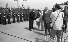 Lipiec 1959, Warszawa, Polska.
Uroczyste obchody piętnastolecia PRL. Lotnisko Okęcie - powitanie radzieckiej delegacji z Nikitą Chruszczowem na czele. 
Fot. Romuald Broniarek/KARTA