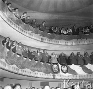 Lipiec 1959, Katowice, Polska.
Obchody piętnastolecia PRL, przedstawiciele polskich i radzieckich władz oglądają występy Zespołu Pieśni i Tańca Śląsk. W dolnej loży stoją m.in.: Nikita Chruszczow, Władysław Gomułka i Edward Gierek.
Fot. Romuald Broniarek/KARTA