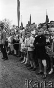 Lipiec 1959, Katowice, Polska.
Obchody piętnastolecia PRL, dzieci na trasie przejazdu radzieckiej delegacji z Nikitą Chruszczowem na czele.
Fot. Romuald Broniarek/KARTA