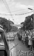 Lipiec 1959, Katowice, Polska.
Obchody piętnastolecia PRL, przejazd radzieckiej delegacji z Nikitą Chruszczowem na czele - transparent nad ulicą: 