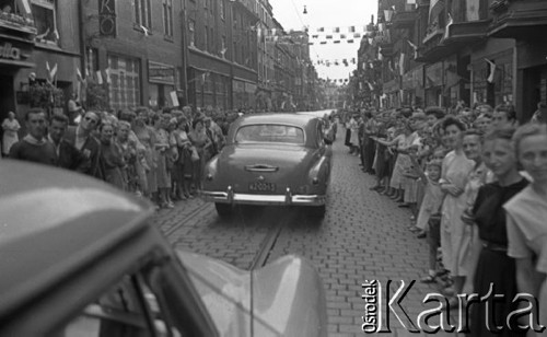 Lipiec 1959, Katowice, Polska.
Obchody piętnastolecia PRL, tłum na trasie przejazdu radzieckiej delegacji z Nikitą Chruszczowem na czele.
Fot. Romuald Broniarek/KARTA