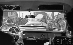 Lipiec 1959, Katowice, Polska.
Obchody piętnastolecia PRL, tłum na trasie przejazdu radzieckiej delegacji z Nikitą Chruszczowem na czele.
Fot. Romuald Broniarek/KARTA