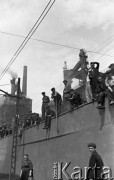 Lipiec 1959, Katowice, Polska.
Obchody piętnastolecia PRL, robotnicy na trasie przejazdu radzieckiej delegacji z Nikitą Chruszczowem na czele.
Fot. Romuald Broniarek/KARTA