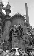 Lipiec 1959, Katowice, Polska.
Obchody piętnastolecia PRL, robotnicy na trasie przejazdu radzieckiej delegacji z Nikitą Chruszczowem na czele.
Fot. Romuald Broniarek/KARTA