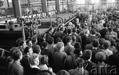 Lipiec 1959, Katowice, Polska.
Obchody piętnastolecia PRL. Radziecka delegacja podczas zwiedzania fabryki.
Fot. Romuald Broniarek/KARTA