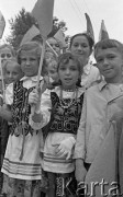 Lipiec 1959, Katowice, Polska.
Obchody piętnastolecia PRL, dzieci z chorągiewkami na trasie przejazdu radzieckiej delegacji z Nikitą Chruszczowem na czele.
Fot. Romuald Broniarek/KARTA