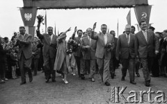Lipiec 1959, Katowice, Polska.
Obchody piętnastolecia PRL. Delgacje: polska i radziecka przechodzą przez bramę powitalną. Z lewej idzie Piotr Jaroszewicz.
Fot. Romuald Broniarek/KARTA