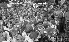 Lipiec 1959, Katowice, Polska.
Obchody piętnastolecia PRL. Dzieci i młodzież na wiecu z udziałem Nikity Chruszczowa.
Fot. Romuald Broniarek/KARTA