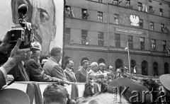 Lipiec 1959, Katowice, Polska.
Obchody piętnastolecia PRL. Na trybunie stoją m.in: Nikita Chruszczow, Edward Gierek i Władysław Gomułka, w tle wisi portret Włodzimierza Lenina. Na ścienie budynku z prawej wisi transparent: 