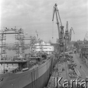 Maj 1976, Szczecin, Polska.
Stocznia im. Adolfa Warskiego, statki przy portowym nabrzeżu oraz pracujace dźwigi.
Fot. Romuald Broniarek/KARTA