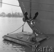 Maj 1976, Szczecin, Polska.
Stocznia im. Adolfa Warskiego, stoczniowiec podczas spawania elementu kotwicy.
Fot. Romuald Broniarek/KARTA