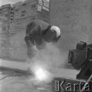 Maj 1976, Szczecin, Polska.
Budowa Osiedla Przyjaźni, spawacz podczas pracy.
Fot. Romuald Broniarek/KARTA