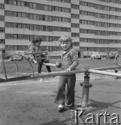 Maj 1976, Szczecin, Polska.
Osiedle Przyjaźni, dzieci bawiące się na karuzeli przed blokiem.
Fot. Romuald Broniarek/KARTA