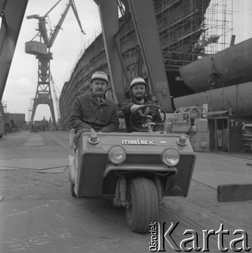 Maj 1976, Szczecin, Polska.
Stocznia im. Adolfa Warskiego, dwaj stoczniowcy jadący meleksem.
Fot. Romuald Broniarek/KARTA