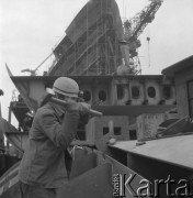Maj 1976, Szczecin, Polska.
Stocznia im. Adolfa Warskiego, stoczniowiec z młotem w ręku.
Fot. Romuald Broniarek/KARTA