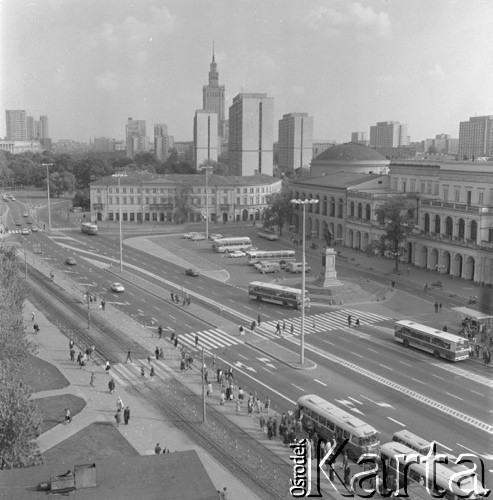 Czerwiec 1976, Warszawa, Polska.
Plac Feliksa Dzierżyńskiego, z prawej widoczny pomnik patrona placu, w tle wieża Pałacu Kultury i Nauki.
Fot. Romuald Broniarek/KARTA
