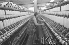 Lipiec 1976, Łódź, Polska.
Hala produkcyjna Zakładów Włókienniczych im. Feliksa Dzierżyńskiego.
Fot. Romuald Broniarek/KARTA