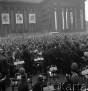 Lipiec 1959, Katowice, Polska.
Obchody piętnastolecia PRL. Mieszkańcy miasta na wiecu z udziałem Nikity Chruszczowa. Na pierwszym planie muzycy górniczej orkiestry.
Fot. Romuald Broniarek/KARTA