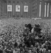 Lipiec 1959, Katowice, Polska.
Obchody piętnastolecia PRL. Mieszkańcy miasta na wiecu z udziałem Nikity Chruszczowa. Na pierwszym planie kamery ekipy telewizyjnej.
Fot. Romuald Broniarek/KARTA