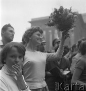 Lipiec 1959, Katowice, Polska.
Obchody piętnastolecia PRL. Mieszkańcy miasta na wiecu z udziałem Nikity Chruszczowa, w środku stoi kobieta z bukietem kwiatów.
Fot. Romuald Broniarek/KARTA