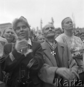 Lipiec 1959, Katowice, Polska.
Obchody piętnastolecia PRL. Mieszkańcy miasta na wiecu z udziałem Nikity Chruszczowa. Z prawej stoi starszy mężczyzna odznaczony Orderem Odrodzenia Polski.
Fot. Romuald Broniarek/KARTA