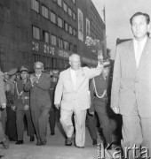 Lipiec 1959, Katowice, Polska.
Obchody piętnastolecia PRL. Nikita Chruszczow i Władysław Gomułka wchodzą po schodach do budynku.
Fot. Romuald Broniarek/KARTA