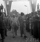 Lipiec 1959, Katowice, Polska.
Obchody piętnastolecia PRL. Nikita Chruszczow i Władysław Gomułka wchodzą na teren zakładu pracy.
Fot. Romuald Broniarek/KARTA