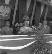 Lipiec 1959, Katowice, Polska.
Obchody piętnastolecia PRL, Nikita Chruszczow w czapce górniczej przemawia z trybuny, z prawej stoi uśmiechnięty Edward Gierek.
Fot. Romuald Broniarek/KARTA