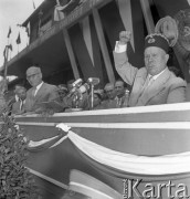 Lipiec 1959, Katowice, Polska.
Obchody piętnastolecia PRL, Nikita Chruszczow w czapce górniczej przemawia z trybuny, z lewej stoi Władysław Gomułka.
Fot. Romuald Broniarek/KARTA