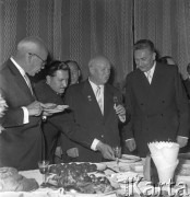 Lipiec 1959, Katowice, Polska.
Obchody piętnastolecia PRL. Bankiet na cześć radzieckiej delegacji, stoją od lewej: Władysław Gomułka, NN, Nikita Chruszczow, Edward Gierek.
Fot. Romuald Broniarek/KARTA