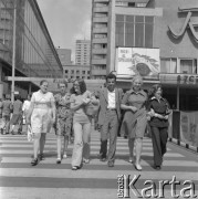 Sierpień 1976, Warszawa, Polska.
Turyści z Armenii na przejściu dla pieszych obok Domów Towarowych Centrum, na ścianie kina Relax wisi plakat do filmu Stevena Spielberga 