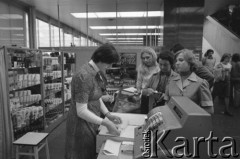 Sierpień 1976, Warszawa, Polska.
Domy Towarowe Centrum, kolejka przy stoisku kosmetycznym.
Fot. Romuald Broniarek/KARTA