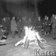 Wrzesień 1976, Warszawa, Polska.
Uczestnicy Międzynarodowej Konferencji Towarzystw Przyjaźni z Związkiem Radzieckim, piekący kiełbaski przy ognisku.
Fot. Romuald Broniarek/KARTA