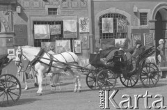 Wrzesień 1976, Warszawa, Polska.
Dorożka na ulicy Freta, na budynku w tle tablica pamiątkowa poświęcona Feliksowi Dzierżyńskiemu, który w roku 1899 przemawiał w domu pod nr 36 na zebraniu robotniczym.
Fot. Romuald Broniarek/KARTA