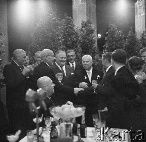 Lipiec 1959, Warszawa, Polska. 
Na zakończenie kilkudniowej wizyty I sekretarza KC KPZR Nikity Chruszczowa ambasada radziecka wydała przyjęcie pożegnalne. Przy stole siedzi premier Józef Cyrankiewicz, koło niego stoi I sekretarz KC PZPR Władysław Gomułka, w środku Nikita Chruszczow. 
Fot. Romuald Broniarek/KARTA