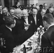 Lipiec 1959, Warszawa, Polska. 
Obchody 15-o lecia PRL. Na zakończenie wizyty I sekretarza KC KPZR Nikity Chruszczowa ambasada radziecka wydała przyjęcie pożegnalne. Uczestnicy przyjęcia przy stole, drugi od lewej stoi I sekretarz KC PZPR Władysław Gomułka, kolejny Nikita Chruszczow.
Fot. Romuald Broniarek/KARTA