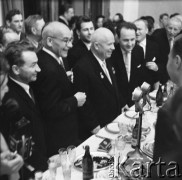 Lipiec 1959, Warszawa, Polska. 
Obchody 15-o lecia PRL. Na zakończenie wizyty I sekretarza KC KPZR Nikity Chruszczowa ambasada radziecka wydała przyjęcie pożegnalne. Uczestnicy przyjęcia przy stole, drugi od lewej stoi I sekretarz KC PZPR Władysław Gomułka, kolejny Nikita Chruszczow.
Fot. Romuald Broniarek/KARTA