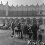 Październik 1976, Kraków, Polska.
Stoiska z kwiatami na Rynku, na pierwszym planie para młodych ludzi z dziecięcym wózkiem, w tle Sukiennice.
Fot. Romuald Broniarek/KARTA