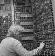 Grudzień 1976, Warszawa, Polska.
Pracownica Zakładów Urządzeń Telefonicznych.
Fot. Romuald Broniarek/KARTA