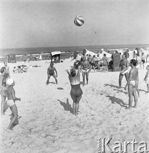 Lipiec 1959, Jastarnia, Polska.
Wypoczynek nad Bałtykiem - wczasowicze grający w piłkę.
Fot. Romuald Broniarek/KARTA