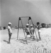 Lipiec 1959, Jastarnia, Polska.
Wypoczynek nad Bałtykiem - dziewczynka na huśtawce.
Fot. Romuald Broniarek/KARTA