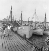 Lipiec 1959, Jastarnia, Polska.
Wypoczynek nad Bałtykiem - kutry rybackie w porcie.
Fot. Romuald Broniarek/KARTA