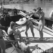 Sierpień 1959, Sandomierz, Polska. 
Międzynarodowy Obóz Studencki, studenci na statku, mężczyzna polewa wodą dziewczynę w słomkowym kapeluszu.
Fot. Romuald Broniarek/KARTA