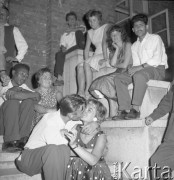 Sierpień 1959, Sandomierz, Polska. 
Międzynarodowy Obóz Studencki, studenci z różnych krajów, na pierwszym planie całująca się para.
Fot. Romuald Broniarek/KARTA