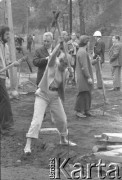 Maj 1977, Warszawa, Polska.
Czyn partyjny pracowników Krajowego Wydawnictwa Czasopism, kobieta kopiąca rów oskardem.
Fot. Romuald Broniarek/KARTA