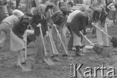 Maj 1977, Warszawa, Polska.
Czyn partyjny pracowników Krajowego Wydawnictwa Czasopism, grupa kobiet z łopatami.
Fot. Romuald Broniarek/KARTA
