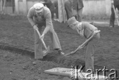 Maj 1977, Warszawa, Polska.
Czyn partyjny pracowników Krajowego Wydawnictwa Czasopism, mężczyzna i chłopiec kopiący rów szpadlami.
Fot. Romuald Broniarek/KARTA