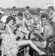 Sierpień 1959, Sandomierz, Polska.
Międzynarodowy obóz studencki - grupa młodzieży podczas gry w karty.
Fot. Romuald Broniarek/KARTA