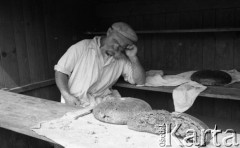 Sierpień 1959, Sandomierz, Polska.
Budka piekarza na sandomierskim Rynku.
Fot. Romuald Broniarek/KARTA